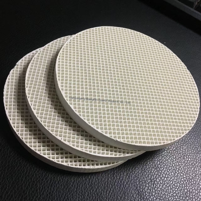 Lembar keramik aluminium industri dengan kepadatan lubang 99% Al2O3 Alumina Keramik Custom Polishing